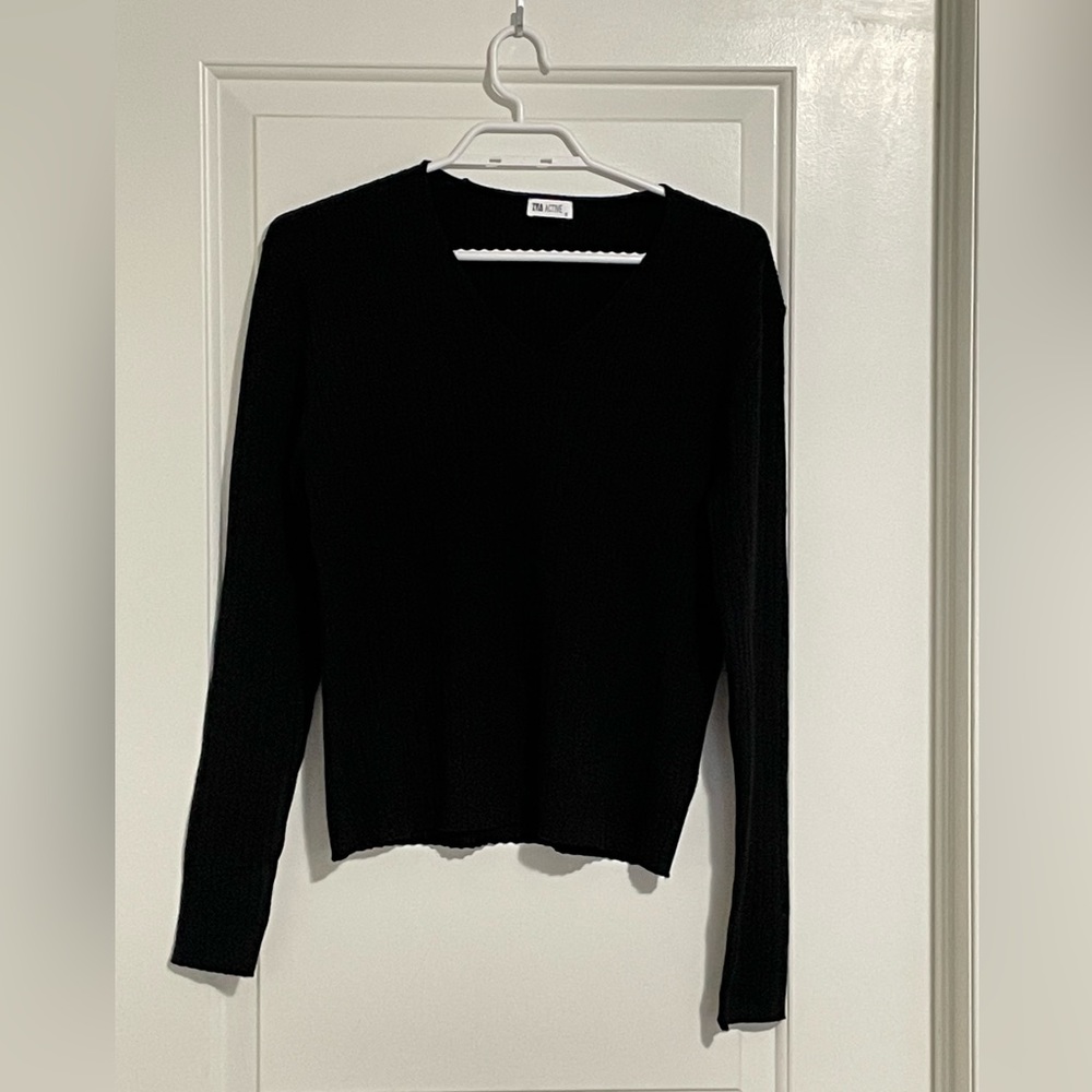 ZYIA V-Neck Ribbed Sweater - size small